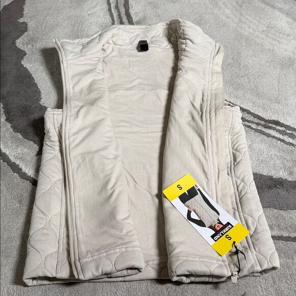 Kirkland Signature Beige Quilted Vest - Picture 9 of 10
